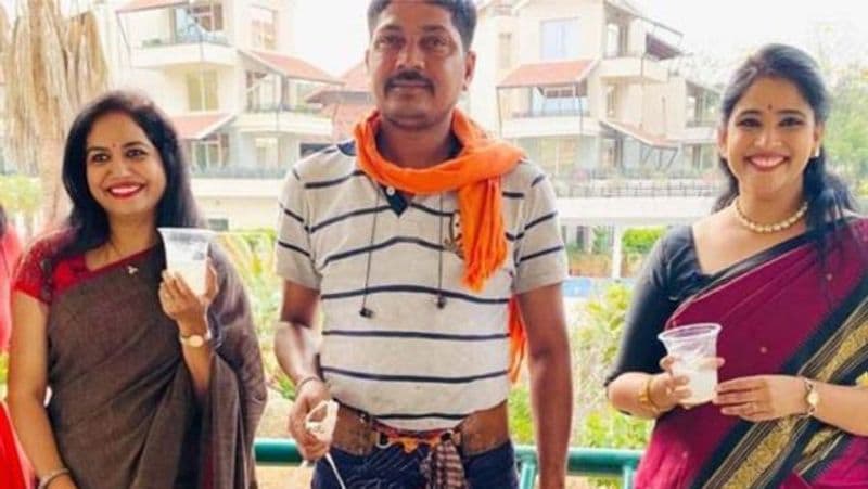 కాగా సునీతకు సంబంధించిన ఓ ఫోటో సోషల్ మీడియాలో వైరల్ గా మారింది. ఆ ఫొటోలో ఆమె తాటి కల్లు తాగుతున్నారు. ఓ రిసార్ట్ లో సునీత మరో యాంకర్ మంజు భార్గవితో కలిసి కల్లు తాగుతూ కనిపించారు.
