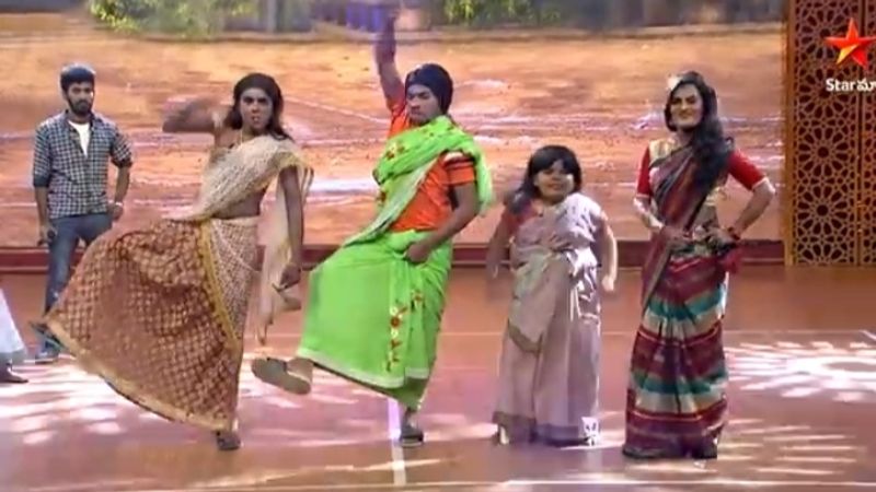 మొదట్లో జబర్ధస్ అడల్ట్ కామెడీతోనే ఫేమస్ అయ్యింది. అప్పట్లో కంటెస్టెంట్స్ ద్వంద అర్థాలతో రెచ్చిపోయేవారు. విమర్శలు రావడంతో బూతుల జోరు తగ్గించడం జరిగింది.