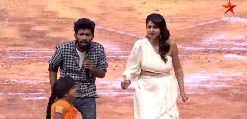 లేడీ గెటప్ లో కూతకు వెళ్లిన ఓ కంటెస్టెంట్ .. నీ మొగుడికి నేను తెలుసూ... అంటూ రైడింగ్ చేశాడు. అదేమీ కూత అంటూ యాంకర్ వర్షిణి, జడ్జెస్ నవ్వుకున్నారు.