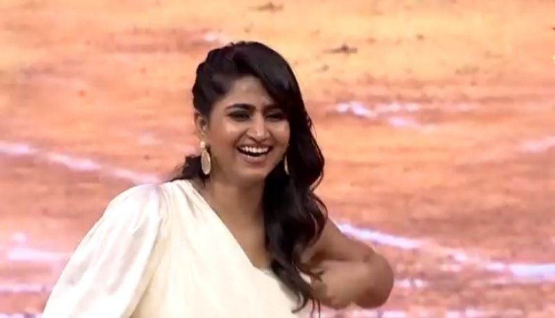 జడ్జెస్ శేఖర్ మాస్టర్, శ్రీదేవి కూడా రొమాంటిక్ డ్యూయెట్స్ తో కాక రేపుతున్నారు. ఇక బిగ్ బాస్ ఫేమ్ ఆరియానా, ఆషురెడ్డి వంటి హాట్ భామలు, కామెడీ స్టార్స్ షోలో సందడి చేస్తున్నారు.