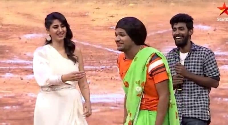 తాజా ఎపిసోడ్ లో అవినాష్, వర్షిణి డబుల్ మీనింగ్ డైలాగ్స్ తో రెచ్చిపోయారు. షో కంటెస్టెంట్స్ రెండు టీములుగా ఏర్పడి కబడ్డీ ఆడారు. ఆ సమయంలో కంటెస్టెంట్స్ కూతలు డబుల్ మీనింగ్స్ తలపించాయి.