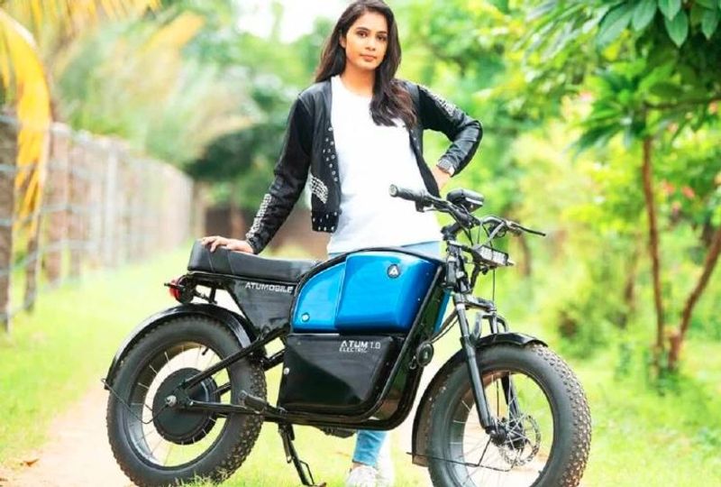 బ్యాటరీ ఇంకా మైలేజ్అటం 1.0 ఈ-బైక్ లో పోర్టబుల్ లిథియం-అయాన్ బ్యాటరీ ప్యాక్ తో వస్తుంది. ఈ బ్యాటరీ కేవలం 4 గంటల్లో ఫుల్ ఛార్జ్ అవుతుంది. అటమ్ 1.0 ఒక్కసారి ఫుల్ ఛార్జింగ్తో 100 కిలోమీటర్ల వరకు ప్రయాణిస్తుంది. ఈ ఎలక్ట్రిక్ బైక్ బ్యాటరీ పై 2 సంవత్సరాల వారంటీ వస్తుంది. నగరంలో పిల్లలు, పెద్దలు ప్రయాణించటానికి సరైనది.