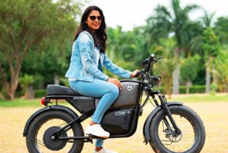 అటం 1.0లో 6 కిలోల తేలికపాటి పోర్టబుల్ బ్యాటరీ ప్యాక్తో వస్తుంది. 3 పిన్ సాకెట్ ద్వారా ఛార్జ్ చేయవచ్చు, ఎక్కడికైనా తీసుకెళ్లవచ్చు. అటం 1.0 ను మైన్ టైన్ చేయడానికి చాలా తక్కువ ఖర్చు అవుతుంది. అటామ్ 1.0 ద్వారా 100 కిలోమీటర్ల దూరాన్ని ప్రయనించడానికి సాధారణంగా 7 నుండి 8 రూపాయలు మాత్రమే ఖర్చవుతుందని కంపెనీ తెలిపింది. అదే ఐసిఇ బైక్లో 100 కిలోమీటర్లు ప్రయాణించడానికి 80 నుంచి 100 రూపాయలు ఖర్చవుతుంది.