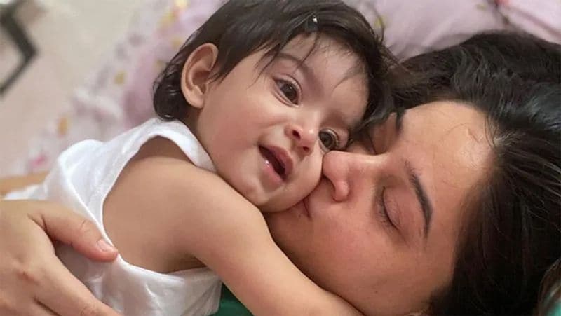बेटी तारा के साथ माही विज।