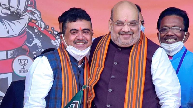 सुवेंदु के पिता शिशिर अधिकारी तृणमूल कांग्रेस के संस्थापक सदस्यों में रहे। वो 1982 में कांग्रेस के टिकट पर कांथी दक्षिण सीट से विधायक भी रहे। शिशिर अधिकारी तुमलुक लोकसभा सीट से सांसद हैं। वो मनमोहन सिंह सरकार में ग्रामीण विकास राज्य मंत्री भी रहे। शुभेंदु के भाई दिव्येंदु अधिकारी कांथी लोकसभा सीट से सांसद हैं।