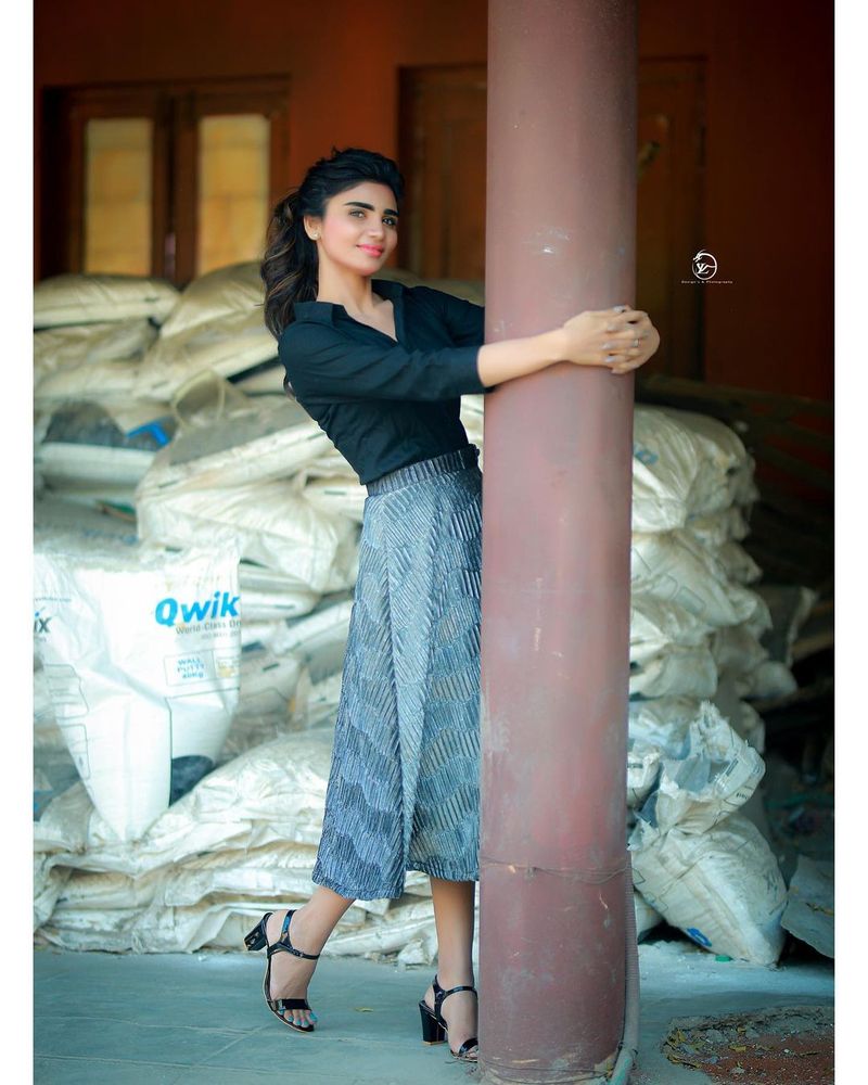 బుల్లితెరపై రష్మీ, సుధీర్ ల తరువాత అంత పాప్యులర్ అయిన ప్రేమ జంటగా ఇమ్మానియేల్, వర్ష పేర్లు వినిపిస్తున్నాయి. ఈ జంట కొంచెం విభిన్నంగా ఉన్నా, ప్రేక్షకులు ఎంజాయ్ చేస్తున్నారు.
