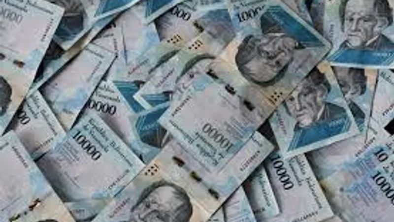 10 लाख में आएगा आधा किलो चावल
वेनेजुएला में 10 लाख बोलिवर के नोट अब सबसे बड़े मूल्यवर्ग के नोट बन गए हैं। हालांकि, इसकी कीमत तब भी आधा यूएस डॉलर ही है। इतने रुपए में भारत में केवल दो किलो आलू या आधा किलो चावल ही खरीद पाएंगे। वहां की सरकार लोगों को सहूलियत देने के लिए बड़े मूल्यवर्ग के नोटों को छापने की योजना बना रही है, जिससे आम लोग बड़ी संख्या में नकदी को लेकर जाने से बचे सकेंगे।