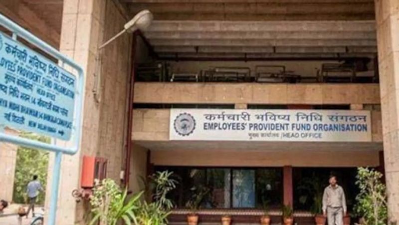 डेट एसेट क्लास में दूसरे विकल्प के तौर पब्लिक प्रोविडेंट फंड (PPF), नेशनल सेविंग्स सर्टिफिकेट (NSC), किसान विकास पत्र (KVP), बैंक डिपॉजिट्स या डेट फंड्स हो सकते हैं। पीपीएफ में अधिकतम 1.5 लाख रुपए का निवेश किया जा सकता है। इस पर 7.1 फीसदी ब्याज मिलता है, लेकिन ज्यादातर इम्प्लॉई इस सीमा को पूरा कर लेते हैं। (फाइल फोटो)