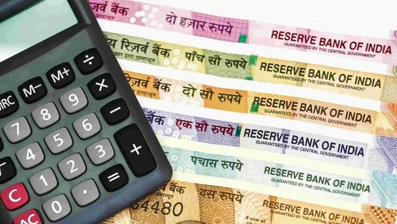 इम्प्लॉई अपनी वित्तीय जरूरतों और रिस्क लेने की क्षमता के मुताबिक दूसरे विकल्पों का भी चुनाव कर सकते हैं। निवेशक इक्विटी, हाइब्रिड और मल्टी-कैप फंड्स वाले म्यूचुअल फंड्स के अलावा ऐसे भी फंड्स में निवेश कर सकते हैं, जो इंटरनेशनल मार्केट्स व कमोडिटीज में पूंजी लगाते हैं। इसके अलावा ऐसे डायनेमिक इक्विटी फंड्स और बैलेंस्ड एडवांटेज फंड्स भी हैं, जिसमें निवेशकों को कम रिस्क में बेहतर रिटर्न मिल सकता है। (फाइल फोटो)