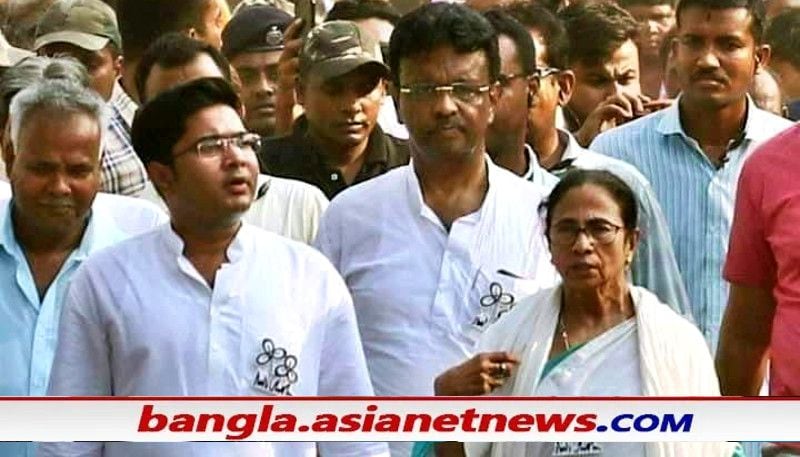 <p style="text-align: justify;">'পিসি-ভাইপো লিমিটেড'</p>
<p style="text-align: justify;">তৃণমূলের সঙ্গ ত্যাগ করে শিবির বদল করা থেকেই, শুভেন্দু অধিকারী তৃণমূল কংগ্রেস দলকে পিসি-ভাইপো লিমিটেড কোম্পানি বলে কটাক্ষ করছেন। তারও আগে থেকে বিজেপি নেতারা তৃণমূল কংগ্রেসের বিরুদ্ধে পরিবারতন্ত্রের অভিযোগ তুলে আসছেন। ব্রিগেডে প্রধানমন্ত্রীও বলেছেন মমতা 'একজনের পিসি হয়ে থেকে গিয়েছেন'। তৃণমূল কংগ্রেসের পক্ষ থেকে বারবার করে এই অভিযোগ খণ্ডানোর চেষ্টা হয়েছে। কিন্তু, সোনালী গুহদের মতো, যাঁরা শুধু তৃণমূল কংগ্রেস নেতা নন, মমতার বাড়ির লোক বলে পরিচিত - সেইসব নেতাদের মমতার সঙ্গত্যাগে তৃণমূলের বিরুদ্ধে 'পিসি-ভাইপো'র দল'এর অভিযোগ আরও জোরালো হবে।</p>