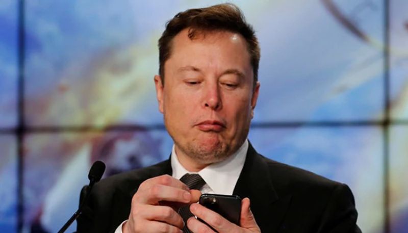एलन मस्क (Elon Musk)
टेस्ला कंपनी और SpaceX के फाउंडर एवं सीईओ एलन मस्क दुनिया के तीसरे सबसे बड़े अमीर हैं। एलन मस्क के पास 11.81 लाख करोड़ रुपये से अधिक की संपत्ति है। रिपोर्ट के अनुसार मस्क ने 2018 में इनकम टैक्स के रूप में एक रूपए भी नहीं जमा किए। 