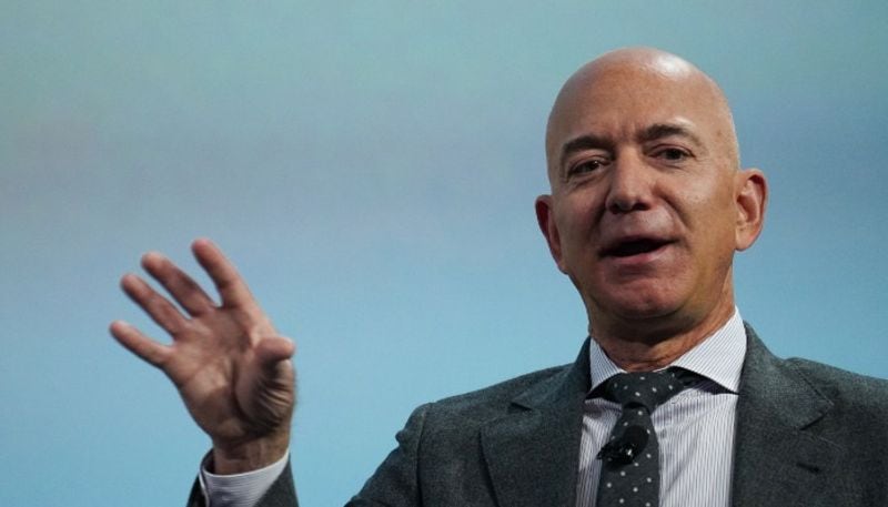 जेफ बेजोस (jeff bezos)
जेफ बेजोस के पास करीब 190 अरब डॉलर की संपत्ति है। उनकी गिनती दुनिया के सबसे अमीर इंसान में होती है। ऐमजॉन कंपनी के मालिक जेफ बेजोस अब अंतरिक्ष की सैर पर पर भी जाने वाले हैं। लेकिन ProPublica की रिपोर्ट के अनुसार, उन्होंने 2007 से 2011 तक कोई भी टैक्स नहीं दिया। इस दौरान उन्होंने दौलत घटने का हवाला देते हुए बच्चों के नाम से क्रेडिट भी लिया।

