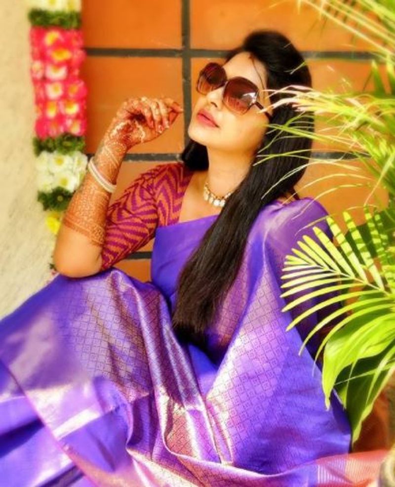 ஊதா நிற பட்டு சேலையில் ஒய்யார போஸ் 