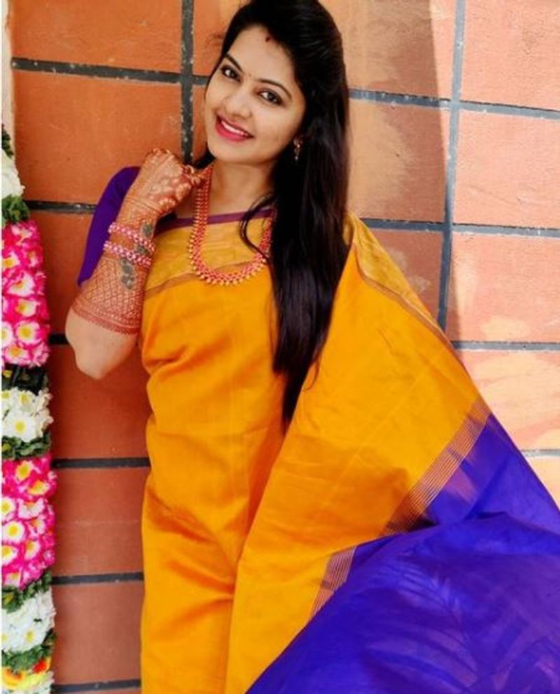 மஞ்சள் நிற சேலையில் மங்கள கரமாக போஸ் கொடுக்கும் ரக்ஷிதா 