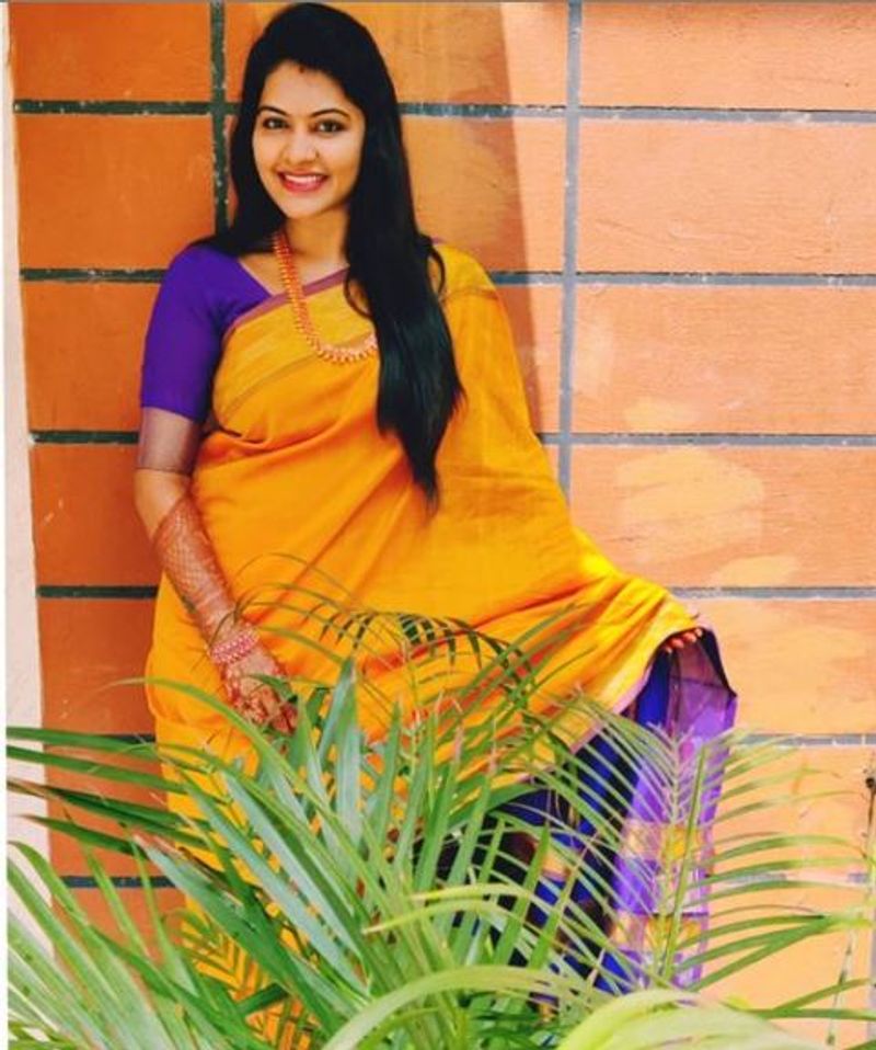சிரிப்பை உதிர்த்து ரசிகர்களை ஈர்க்கும் நாம் இருவர் நமக்கு இருவர் சீரியல் நடிகை 