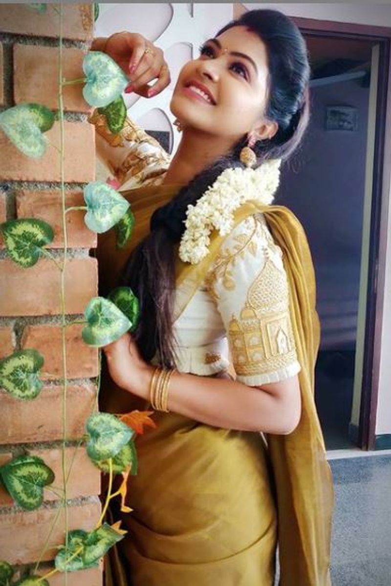 தங்க நிற சேலையில்... அழகு தாரகை 