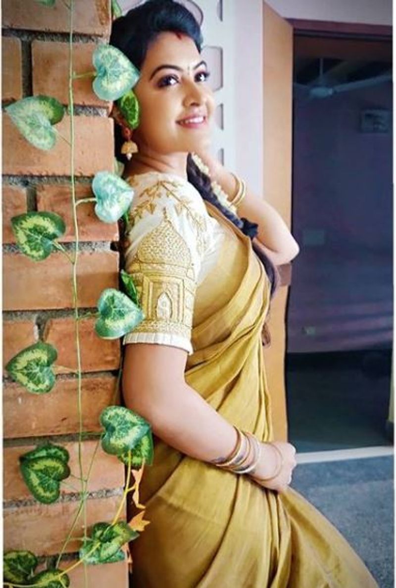 தினுசு தினுசா போஸ் கொடுக்கும் ரக்ஷிதா 