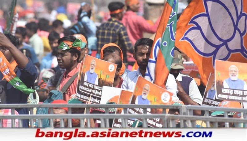 <p>অপরদিকে, মোদীর সভা উপলক্ষে হ্যাঙ্গার দিয়ে তৈরি হয়েছে মূল মঞ্চ। এখানেই এলইডি দিয়ে তৈরি ভিডিও ওয়াল রয়েছে। মূল মঞ্চের পাশে তৈরি হয়েছে আরও ২টি মঞ্চ। </p>