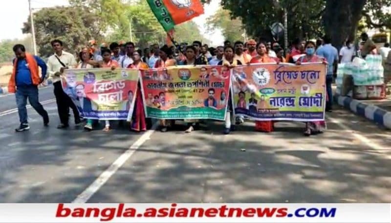 <p>বিজেপি সূত্রে খবর, শিয়ালদা, সেন্ট্রাল অ্যাভিনিউ এবং হাওড়া এই তিন জায়গা থেকে বড় মিছিল পৌছবে মোদীর ব্রিগেড সমাবেশে।</p>