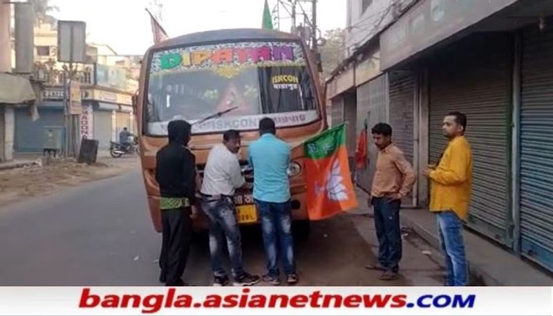 <p>আজ সকাল থেকেই জেলা থেকে মোদীর ব্রিগেড পাড়ি বিজেপির কর্মী-সমর্থকদের। আজ সকাল থেকেই নদীয়ার বিভিন্ন প্রান্ত থেকে বিজেপি কর্মী সমর্থকদের মধ্যে ব্রিগেডমুখী হওয়ার ভিড় ছিল লক্ষ্যনীয়।</p>
<p> </p>