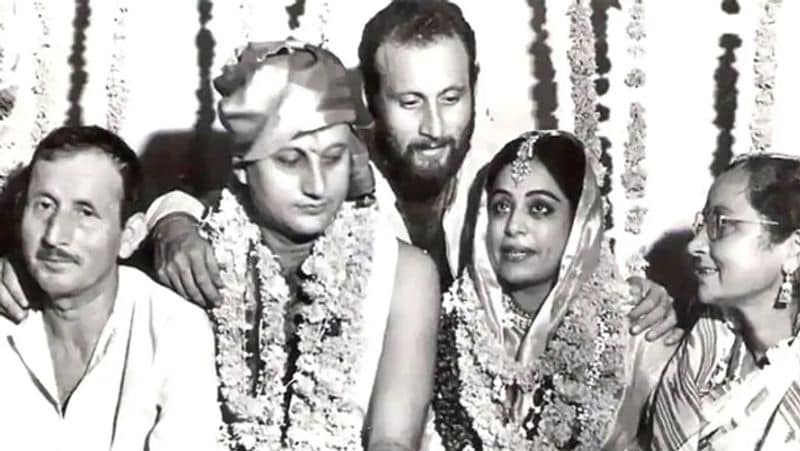 अनुपम और किरण दोनों कोलकाता में एक प्ले करने गए थे, जब उन्हें पहली बार प्यार का एहसास हुआ। किरण खेर ने इस किस्से को लेकर एक बार कहा था कि अनुपम तब कुछ अलग लग रहे थे। उन्होंने किसी फिल्म के लिए सिर मुंडवाया हुआ था। वो उनके कमरे से जब लौटने लगे तो अनुपम ने किरण को देखा। उस पल में कुछ खास था, जो दोनों ने ही महसूस किया था।