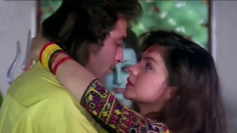 <p>ಪೂಜಾ ಭಟ್ ವೃತ್ತಿ ಜೀವನದ ಮೂರನೇ ಚಿತ್ರ ಸಡಕ್ನಲ್ಲಿ ಸಂಜಯ್ ದತ್ ಜೊತೆ ಮೊದಲ ಕಿಸ್ಸಿಂಗ್ ಸೀನ್ ಮಾಡಿದ್ದಾರೆ. ಈ ಸಿನಿಮಾವನ್ನು ಮಹೇಶ್ ಭಟ್ ನಿರ್ದೇಶಿಸಿದ್ದಾರೆ.</p>
