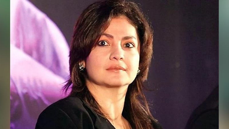 उन्होंने इस दौरान OTT रेग्युलेशंस को लेकर अपनी बात कही। उन्होंने कहा कि भारत में नियम-कायदे जैसी कोई नई चीज नहीं हैं। फिल्ममेकर्स इनसे काफी समय जूझते आ रहे हैं। उन्होंने कहा कि यह ऐसा ही है कि एक फिल्ममेकर अपनी फिल्म या सीरीज के जरिए अपना संदेश पहुंचाना चाहता है और उसमें अपने नियम-कायदे लगा रहे हैं। हमारे खुद के भीतर दिलों और दिमाग में एक सेंसर बोर्ड होता है, जो बताता है कि क्या सही है जो दिखाया जाना चाहिए।