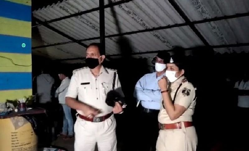 पुलिस ने घटनास्थल से जो सुसाइड नोट बरामद किया है, उसमें मौत के लिए किसी और जिम्मेदार नहीं बताया है। फिलहाल पुलिस ने मामला दर्ज कर लिया है और जांच शुरू कर दी है। घटना की जानकारी मिलने के बाद इस मामले की जांच के लिए एक अलग से टीम बनाने का निर्देश भी राज्य गृह मंत्रालय की ओर से दिया गया है।