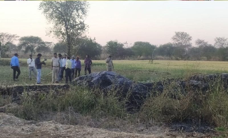 आइजी विवेकानंद सिन्हा ने बताया कि इस घटना की सबसे पहले जानकारी किसान रामबृज गायकवाड़ के छोटे भाई के हवाले से पता चली। क्योंकि उसने अपने बड़े भाई को फोन पर संपर्क करने का प्रयास किया तो मोबाइल फोन स्विच ऑफ आया। जिसके बाद भाई ने पड़ोस के लोगों को घर जाकर पता लगाने को कहा। गांव के लोगों ने जब राम बृज के घर जाकर देखा तो वह चीखने लगा और कई लोग वहां जमा हो गए। जिसके बाद देखा कि घर में दोनों पिता-पुत्र फांसी के फंदे पर लटके हुए थे। वहीं पास में राम बृज की पत्नी और दोनों बेटियों के शव जली हुई अवस्था में मिलीं।
