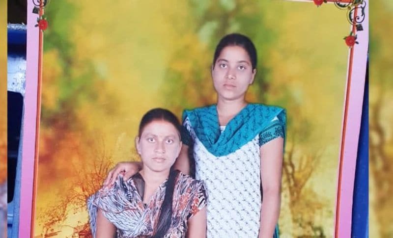 होश उड़ा देने वाली यह घटना पाटन पाटन थाना क्षेत्र के बठेना गांव की है। जहां घर के मुखिया राम बृज गायकवाड़ ने अपने बेटे संजू (24), पत्नी जानकी बाई (47), बेटी दुर्गा (28) और ज्योति (21) आत्महत्या की। पुलिस को घटनास्थल पर एक सुसाइड नोट भी मिला है। मामले की जानकारी मिलते ही जिले के आला अफसर मौके पर पहुंचकर चांच शुरू करने के आदेश दे दिए हैं। दुर्ग रेंज के आइजी विवेकानंद सिन्हा ने कहा कि मामले की छानबीन की जा रही है और पता लगाया जा रहा है कि आखिर सामूहिक आत्महत्या के पीछे की वजह क्या है।