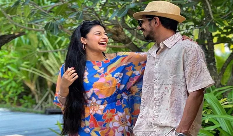 भारत के लेग स्पिनर युजवेंद्र चहल ने कुछ समय पहले अपनी पत्नी के साथ मालदीव्स के कुछ रोमांटिक मोमेंट की तस्वीरें शेयर की। इन तस्वीरों को उनके फैंस ने जमकर पसंद किया।
