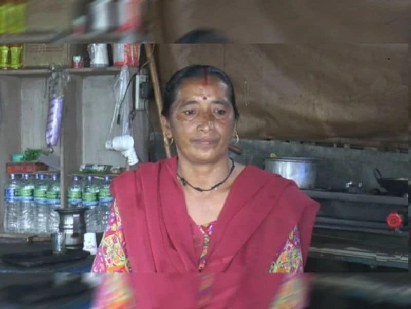 <p>ಇನ್ನು ಯೋಗಿಯವರು ಮನೆಯಲ್ಲಿದ್ದಾಗ ತಾನೇ ತಯಾರಿಸಿದ ಊಟ ತಿನ್ನುತ್ತಿದ್ದರು ಎಂದು ಶಶಿ ದೇವಿ ಹೇಳುತ್ತಾರೆ. ಆದರೆ ಅನ್ಯಾಸತ್ವ ಸ್ವೀಕರಿಸಿದ ದಿನದಿಂದ ಅವರು ಮನೆ ಊಟ ಸೇವಿಸಿಲ್ಲ. 2017ರ ಫೆಬ್ರವರಿ 11ರಂದು ಯೋಗಿ ತನಗೆ ಕೊನೆಯ ಬಾರಿ ಸಿಕ್ಕಿದ್ದರು. ಅಂದು ಅವರು ಚುನಾವಣೆ ಸಂಬಂಧ ಇಲ್ಲಿಗೆ ಆಗಮಿಸಿದ್ದರು ಎಂದಿದ್ದಾರೆ.</p>