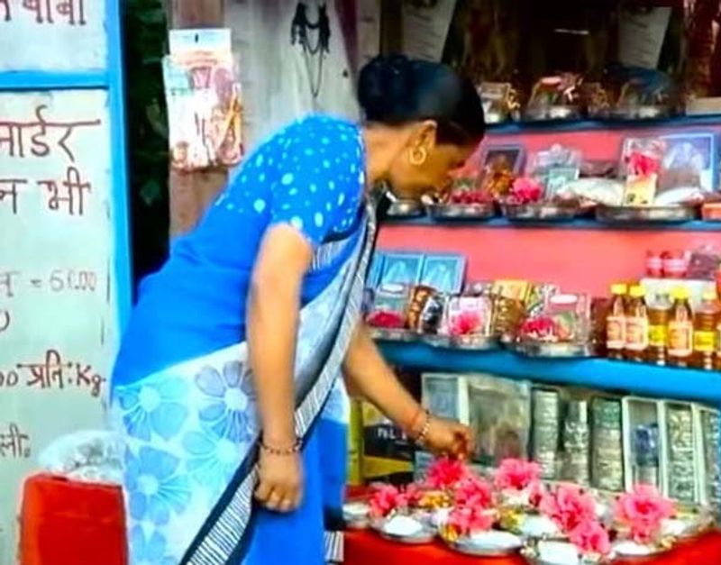 <p>ಶಶಿ ದೇವಿಯವರ ಒಂದು ಅಂಗಡಿ ನೀಲಕಂಠ ಮಂದಿರ ಬಳಿ ಇದ್ದರೆ, ಮತ್ತೊಂದು ಭುವನೇಶ್ವರೀ ಮಂದಿರದ ಬಳಿ ಇದೆ. ಇಲ್ಲಿ ಚಹಾ, ಪಕೋಡಾ ಹಾಗೂ ಪ್ರಸಾದ ನಿಡಲಾಗುತ್ತದೆ.</p>