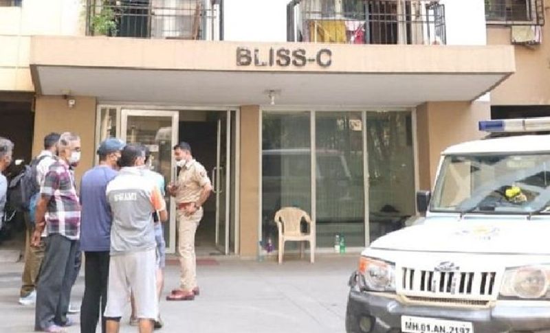 पुलिज जांच में सामने आया है कि आरोपी शार्दुल मांगले दादा-पिता के साथ मुलुंड की वसंत ऑस्कर सोसायटी में स्थित ब्लिस नाम की इमारत में रहता था। जबकि उसकी मां पिता से अलग अपनी बेटी के साथ रहती है। पुलिस के मुताबिक आरोपी मानसिक रूप से परेशान था। 