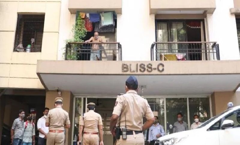 दरअसल, यह सनसनीखेज वारदात शनिवार को मुंबई के मुलुंड इलाके में हुई। जिसे शार्दुल मांगले नाम के युवक ने अंजाम दिया है। जहां उसने अपने 55 वर्षीय पिता मिलिंद और 85 वर्षीय दादा सुरेश की चाकू से गला रेतकर हत्या की। इसके बाद छठीं मंजिल पर स्थित अपने घर से कूदकर आत्महत्या कर ली। 