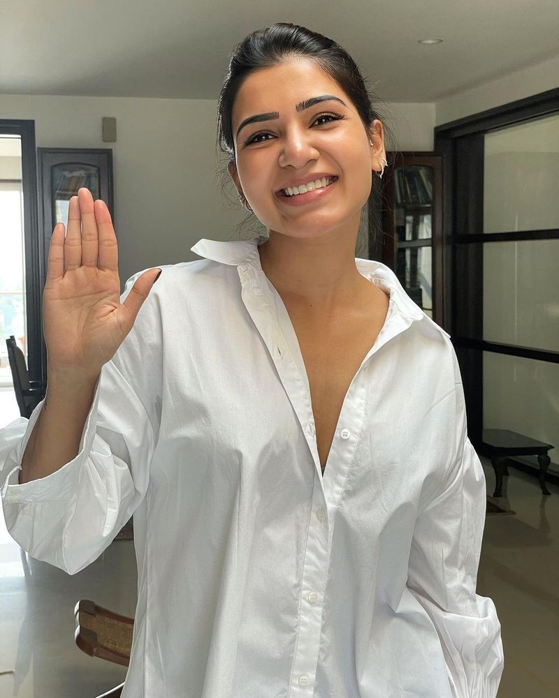 இந்த சர்வதேச மகளிர் தினத்தில் நான் எடுத்து கொள்ளும் சேலஞ் என்னவென்றால், என்னை நானே மேலும் கூடுதலாக நம்ப போகிறேன். நீங்களும் அதையே செய்ய வேண்டும் என்று விரும்புகிறேன். எந்த ஒரு செயலும் மாற்றங்களும் உங்களிடம் இருந்து தான் தொடங்க வேண்டும். இதை பற்றி நீங்கள் என்ன நினைக்கின்றீர்கள்? என கேள்வியை எழுப்பி கவர்ச்சி உடையோடு பதிவு செய்துள்ளார்.