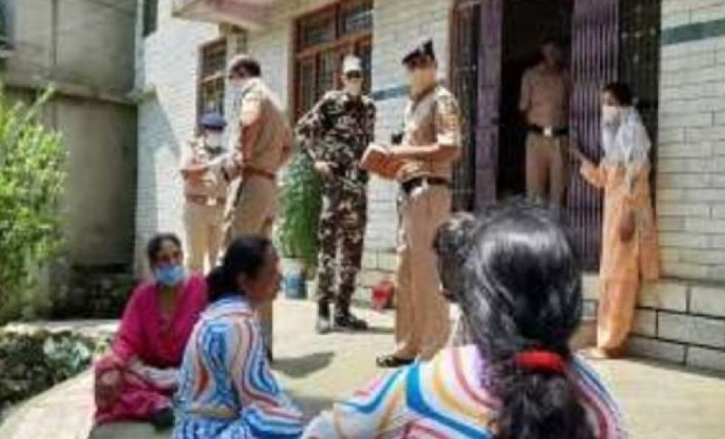नौकर आनंद ने बताया कि शार्दुल हरकतें डरावनी थीं। इससे पहले वह अपने नाना-नानी के साथ रहता था। लेकिन, वह उन्हें परेशान करता था, इसलिए पिता उसे अपने घर ले कर आ गए थे। पड़ोसियों के अनुसार माता-पिता के अलग होने के बाद से शार्दुल की दिमागी स्थिति खराब थी।