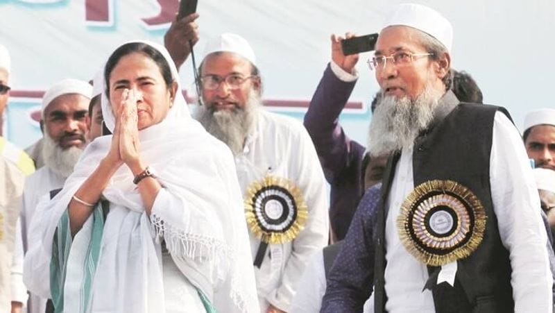 <p style="text-align: justify;"><strong>ভবানীপুরের থেকে সহজ মাঠ নন্দীগ্রাম</strong></p>
<p style="text-align: justify;">রাজনৈতিক বিশ্লেষকরা মনে করছেন, বাংলার মুখ্যমন্ত্রীর পক্ষে নন্দীগ্রাম থেকে নির্বাচনে লড়াই করাটা ভবানীপুরের থেকে অনেক সহজ। প্রথমত, নন্দীগ্রামের লড়াইকে সামনে রেখেই তিনি তিন দশকেরও বেশি সময় ধরে চলা বাম জমানার অবসান ঘটাতে পেরেছিলেন। নন্দীগ্রাম থেকে লড়াইয়ে সেইসব দিনের কথা মনে করিয়ে দিয়ে ভোটারদের মনে আবেগের চোরাস্রোত তৈরি করতে পারবেন তিনি। যদিও সেই আনন্দোলনে তাঁর সবথেকে বড় সেনাপতি, শুভেন্দু অধিকারীই এখন তাঁর বিপক্ষে। সেইসঙ্গে নন্দীগ্রামে সংখ্যালঘু ভোটার প্রায় ৩০ শতাংশ। মুসলিম ভোট ব্যাঙ্ককে সঙ্গে রাখা পছন্দ করেন মমতা। আর এর জন্য সভা সমিতিতে তিনি বিজেপির হিন্দুত্বের হুমকি তুলে ধরতে পারেন। তাঁর পথে কাঁটা হয়ে উঠতে পারে বাম-কং-আইএসএফ জোট। তারপরেও ভবানীপুরের থেকে নন্দীগ্রামে খেলাটা তুলনায় সহজ।</p>
<p style="text-align: justify;"> </p>