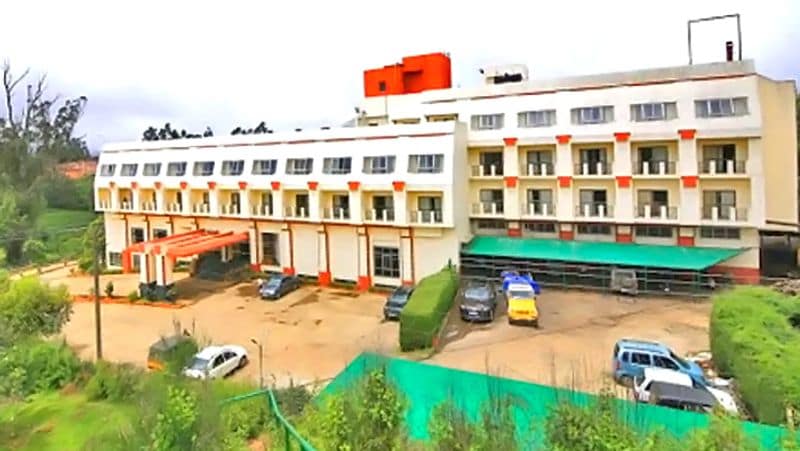 वहीं मोनार्क सफारी पार्क मसिनागुड़ी में 16 बंगले, 14 ट्विन्स मचान, 4 स्टैंडर्ड रूम, मल्टीकुजीन रेस्टोरेंट और चिल्ड्रन प्ले ग्राउंड के साथ-साथ हॉर्स राइडिंग और जीप से जंगल राइड जैसी सुविधाएं भी मौजूद हैं। इसके अलावा, यहां नॉन एसी मचान, बंगलो और कॉटेज भी हैं।