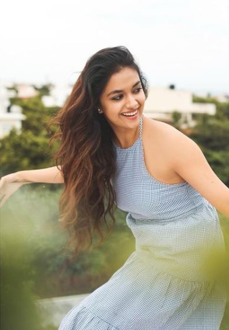 <h2> </h2>
<p>சூப்பர் ஸ்டார் ரஜினிகாந்த் நடித்து வரும் அண்ணாத்த படத்தில் கீர்த்தி சுரேஷ் நடித்து வருகிறார். இந்த படத்தில் கீர்த்தி சுரேஷ் ரஜினிக்கு தங்கையாக நடித்து உள்ளதாக கூறப்படுகிறது. </p>