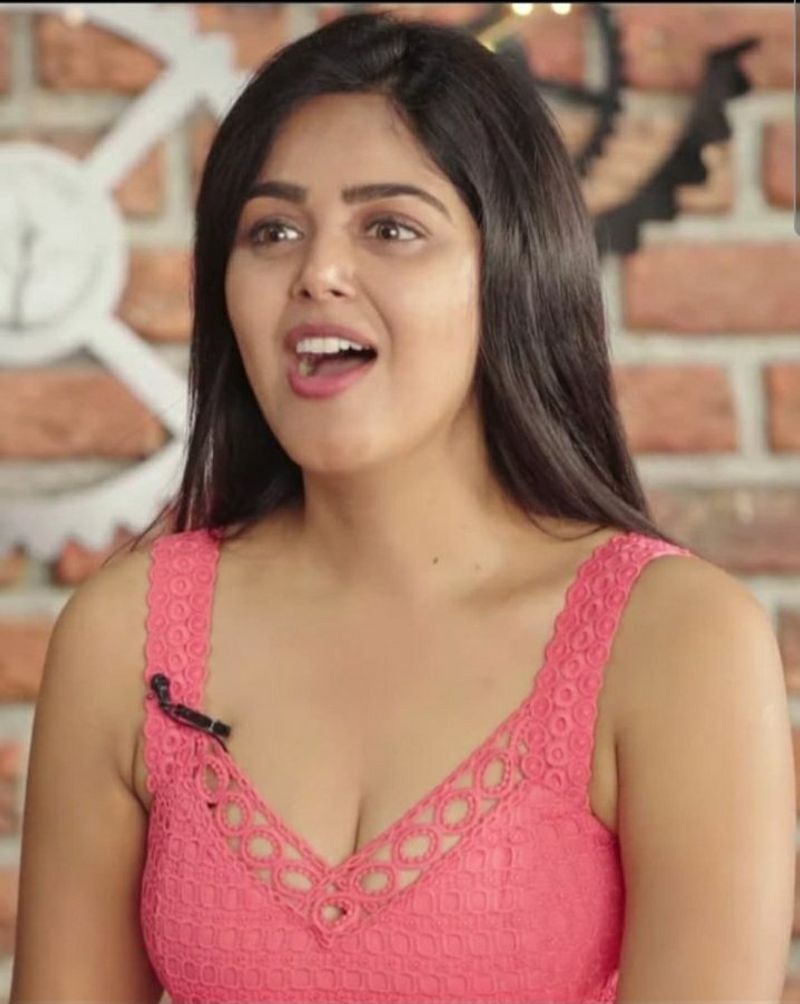 ఆకట్టుకుంటున్న మోనాల్ గ్లామర్ ఫోటోలు.