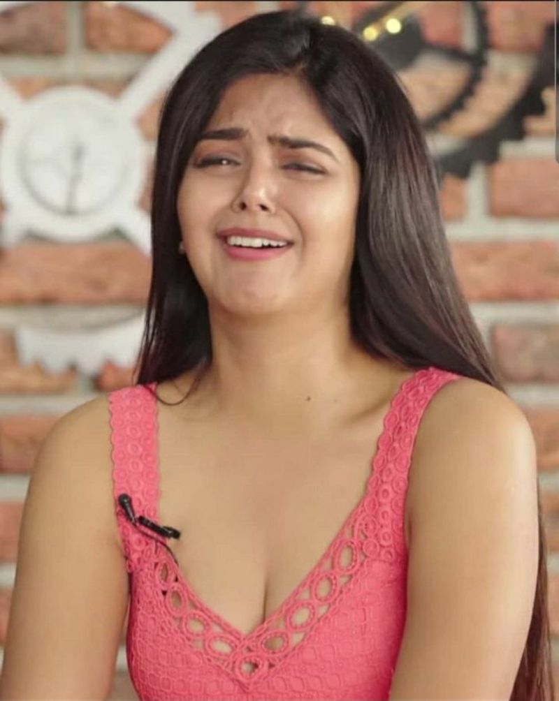ఆకట్టుకుంటున్న మోనాల్ గ్లామర్ ఫోటోలు.