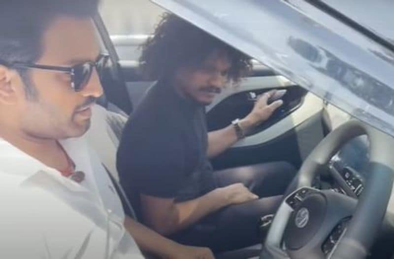 <p>கொரோனா காலத்தில் மக்கள் கூட்டம் செல் போன் கடை முன் அதிக அளவில் கூடியதால், அங்கு போலீசார் விரைந்தனர். மேலும் உரிய மாநகராட்சியின் உரிய அனுமதி பெறாமல் கடை திறப்பு விழா நடத்துவதும் தெரியவந்தது. எனவே கடை முன் கூடிய ரசிகர்களை காவல்துறையினர் விரட்டியடித்தனர். அதே அங்கு வந்த புகழையும் காரில் இருந்தபடியே போலீசார் பேசி அங்கிருந்து அனுப்பி வைத்தனர்.</p>