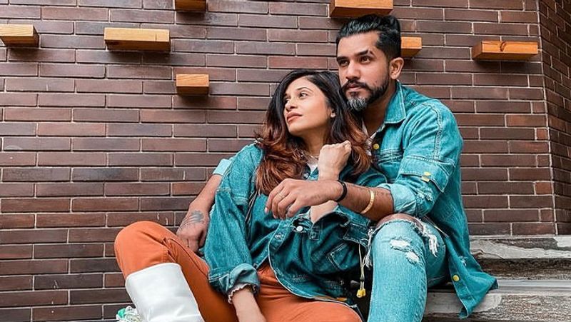 सुयश ने जो फोटो शेयर की है वो समंदर के किनारे क्लिक कराई गई है, जिसमें किश्वर भी साथ हैं। किश्वर अपने बेबी बंप के साथ दिख रही हैं तो सुयश घुटने पर बैठकर उनके बेपी बंप पर हाथ रखे हुए हैं। फोटो के सामने रेत पर अगस्त 2021 बना हुआ है। किश्वर इंस्टाग्राम पर फोटो शेयर कर लिखा- आप कब पेरेंट्स बनने वाले हैं..हमें तो अगस्त 2021 का इंतजार है।
