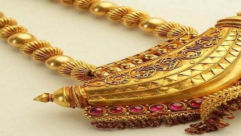 <p>ಇನ್ನು, 24 ಕ್ಯಾರೆಟ್ನ 10 ಗ್ರಾಂ ಚಿನ್ನದವೂ 45,830 ರೂಪಾಯಿ ಇದೆ.</p>