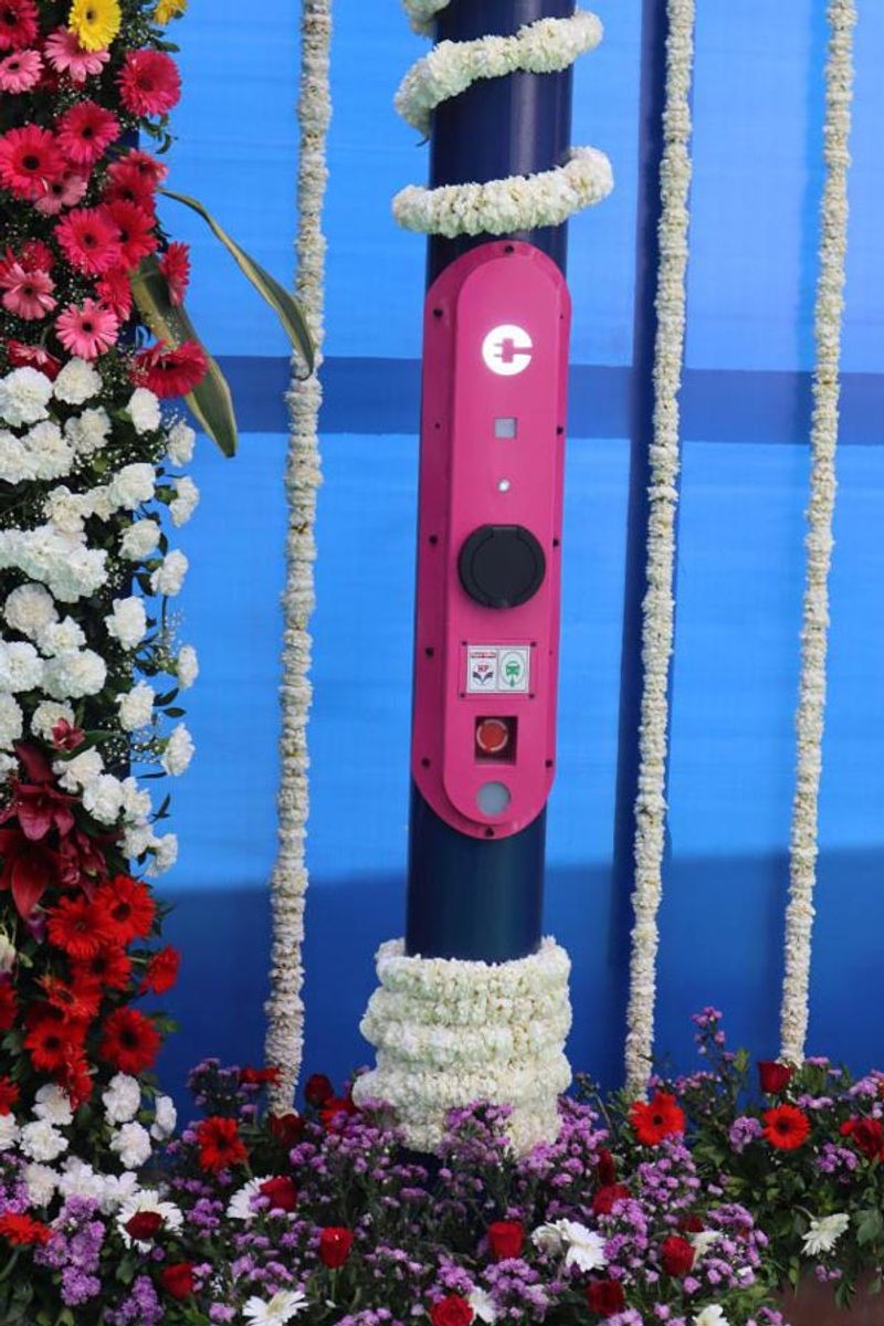 मैजेंटा स्ट्रीट लैंप ईवी चार्जिंग स्टेशन को ढूंढने के लिए कंपनी के द्वारा स्मार्टफोन एप्लीकेशन लॉन्च किया गया है जिसपर चार्जिंग पोल की लोकेशन देखी जा सकती है। इस एप्लीकेशन पर चार्जिंग के लिए ऑनलाइन भुगतान करने की भी सुविधा दी गई है।