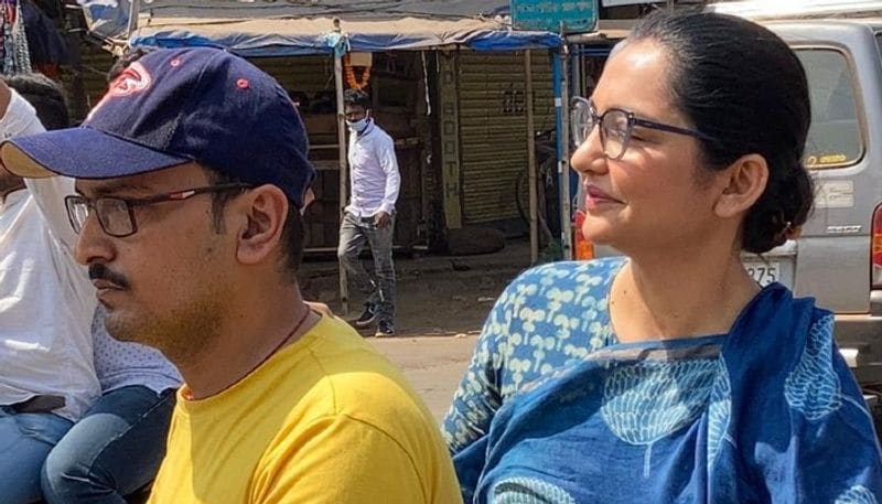 <p>মেদিনীপুর বিধানসভার দুবারের তৃণমূল বিধায়ক মৃগেন মাইতি ৷ প্রয়াত হয়েছেন কয়েকমাস আগেই ৷এবার সেই স্থানে প্রার্থী অভিনেত্রী জুন মালিয়া ৷ রবিবার বেলা বারোটা নাগাদ তিনি প্রথম হাজির হন প্রয়াত বিধায়ক মৃগেন মাইতির বাড়িতে ৷ পরিবারের সাথে কথা বলে , মৃগেন বাবুর ছবিতে মালা দিয়ে প্রণাম করে বের হন প্রচারে ৷ <br />
</p>
