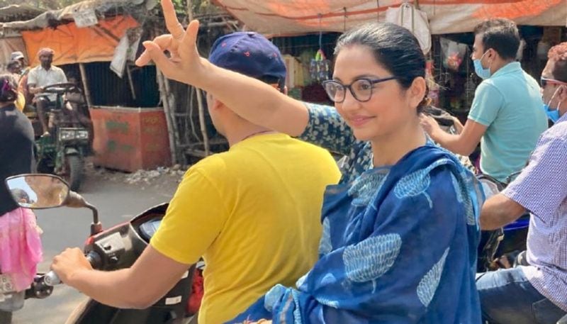 <p>মমতা বন্দ্যোপাধ্যায় যাতে তৃতীয়বারের জন্য মুখ্যমন্ত্রী হতে পারেন তার চেষ্টা সকলে মিলে করা হবে বলেও জনিয়েছেন তিনি৷ এখানে আমাদের ব্যাক্তিগত রাগ, অভিমানের কোনো স্থান নেই ৷ আমরা যারা সিনেমা জগত থেকে এসেছি, তারা কেউই পালিয়ে যাওয়ার লোক নই ৷ দিদি আমাদের পাশই থাকছেন , নন্দীগ্রামে ৷ মেদিনীপুরের লোকেদের কাছে বড়ো প্রাপ্তি এটা ৷ তাই সবাইকে একসাথে একত্রিত হয়ে খেলাটা করতে হবে ৷</p>