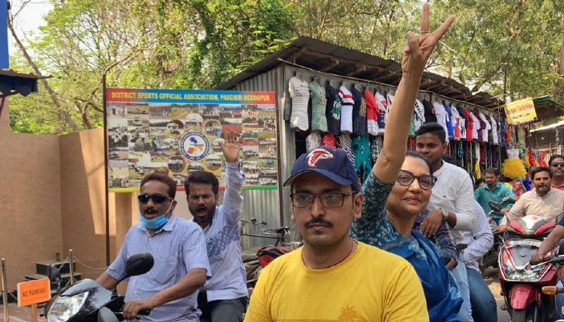 <p> মেদিনীপুরের প্রায়ত তৃণমূল কংগ্রেস বিধায়ক মৃগেন মাইতির বাড়িতে গিয়ে শ্রদ্ধা জানিয়ে ভোট প্রচার শুরু করলেন তৃণমূল প্রার্থী জুন মালিয়া। মোটরবাইকে চড়ে ঘুরলেন মেদিনীপুর শহরে ,পাড়ায় ঘুরে কিছুটা প্রচার সেরে কর্মীদের সাথে পরিচয় পর্ব সারলেন ৷ সকলের কাছে অনুরোধ করলেন একতার ৷ <br />
</p>