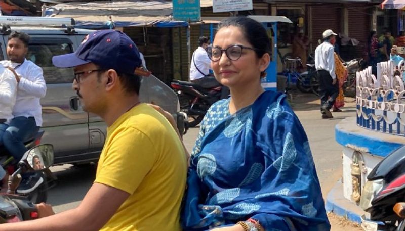 <p>দীর্ঘ দিন ধরেই তৃণমূল কংগ্রেসের সভাসমিতিতে দেখা যেত অভিনেত্রী জুন মালিয়া। কিন্তু এই প্রথম ভোট প্রার্থী হলেন তিনি। আর প্রার্থী হয়েই জুন মালিয়া জানিয়েছিলেন জয়ের লক্ষ্যেই তিনি আসরে নেমেছেন। তবে সেলিব্রিটি প্রার্থী নিয়ে কিছুটা হলেও দলীয় কর্মীদের ক্ষোভ বাড়ছিল। তাই মেদিনীপুরে পৌঁছেই জুন মালিয়া দলীয় ঐক্যের বার্তা দেন প্রথমে। <br />
</p>